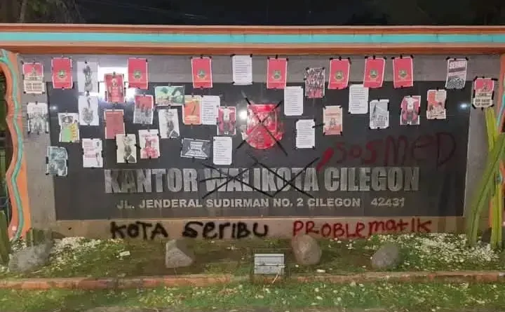 Aksi demonstrasi mahasiswa di depan Kantor Pemerintah Kota Cilegon