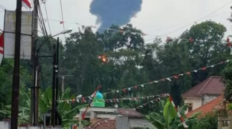 Flaring ngegudar-gudar dekat pemukiman warga