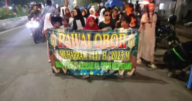 Ratusan warga dari berbagai usia tumpah ruah ke jalan untuk mengikuti pawai obor