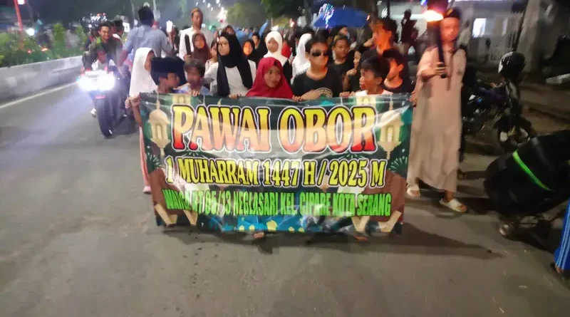 Ratusan warga dari berbagai usia tumpah ruah ke jalan untuk mengikuti pawai obor