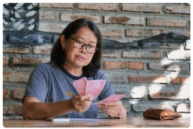 Pedagang menghitung hasil dagangan nya | ilustrasi google