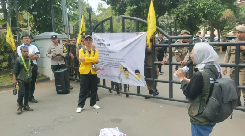 SEMMI Tangerang menyampaikan orasinya di depan gedung Pusat Pemerintahan Kota Tangerang
