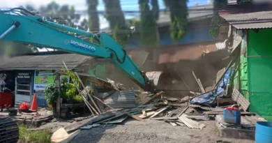 Alat berat membongkar warung remang-remang yang berada di wilayah Kecamatan Ciwandan, Kota Cilegon, dibongkar oleh petugas gabungan