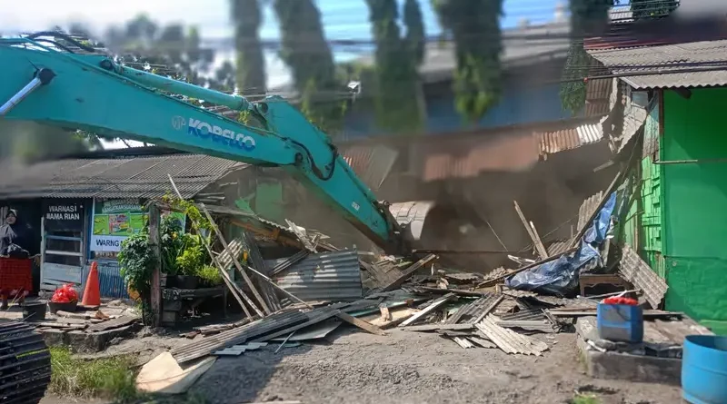 Alat berat membongkar warung remang-remang yang berada di wilayah Kecamatan Ciwandan, Kota Cilegon, dibongkar oleh petugas gabungan