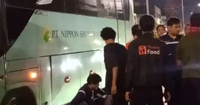 Kecelakaan lalu lintas terjadi di Jalan SA Tirtayasa, Kelurahan Jombang Wetan, Kota Cilegon, yang melibatkan sebuah bus milik PT Nippon