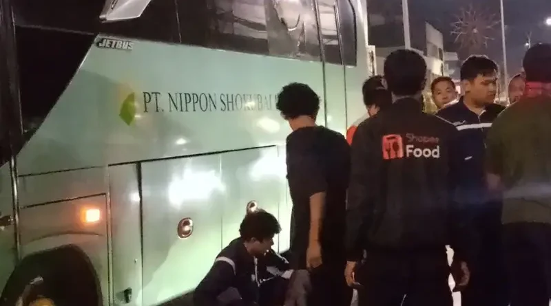 Kecelakaan lalu lintas terjadi di Jalan SA Tirtayasa, Kelurahan Jombang Wetan, Kota Cilegon, yang melibatkan sebuah bus milik PT Nippon