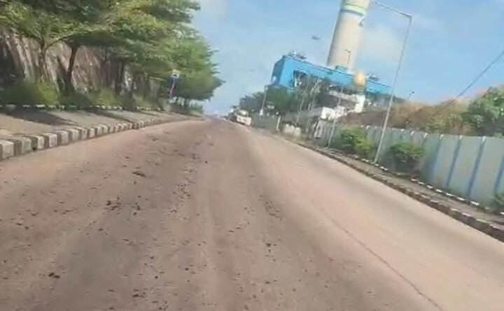 Ceceran Batu Bara Diduga dari Truk Indonesia Power, Warga Pulomerak Keluhkan Dampak Lingkungan
