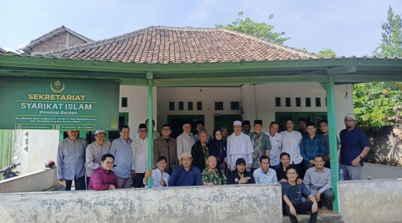 Ketua dan Anggota Syarikat Islam Berfoto Bersama untuk mendukung pengembalian tanah warga yang dirampas PIK 2