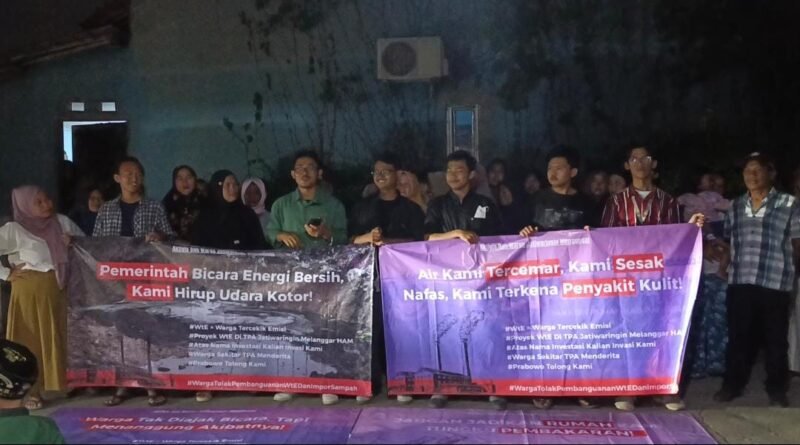 Aktivis Dan Warga Foto Bersama Serukan Penolakan PSEL di TPA Jatiwaringin