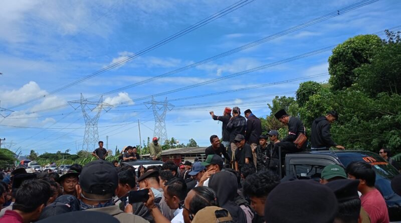 protes warga Bojonegara dan Pulo Ampel kembali mencuat terkait kebijakan jam operasional truk tambang dalam Peraturan Gubernur (Pergub) Banten