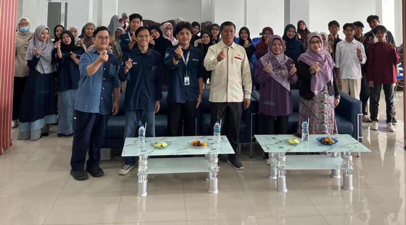 Foto Bersama para mahasiswa penerima KIP-K dari berbagai angkatan