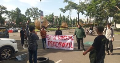 Aliansi Pergerakan Masyarakat Revolusi Anti Korupsi (PROGRESI) melakukan aksi di depan Kantor KCD Kota Tangerang dan Tangerang Selatan