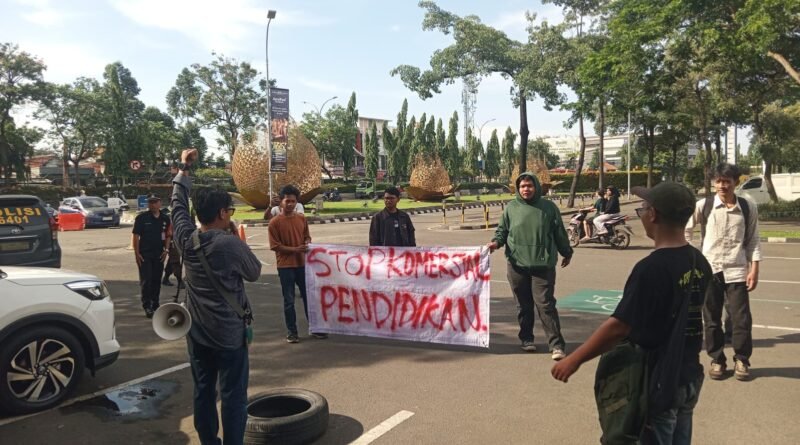 Aliansi Pergerakan Masyarakat Revolusi Anti Korupsi (PROGRESI) melakukan aksi di depan Kantor KCD Kota Tangerang dan Tangerang Selatan