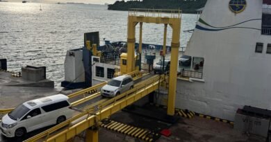 Kendaraan terlihat turun dari kapal ke pelabuhan Merak 