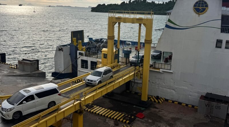 Kendaraan terlihat turun dari kapal ke pelabuhan Merak 