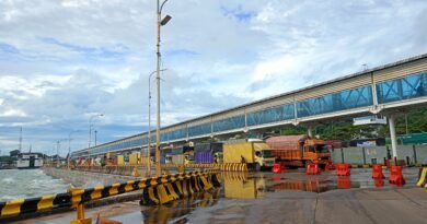 Arus penyeberangan Merak - Bakauheni alami kemacetan total 