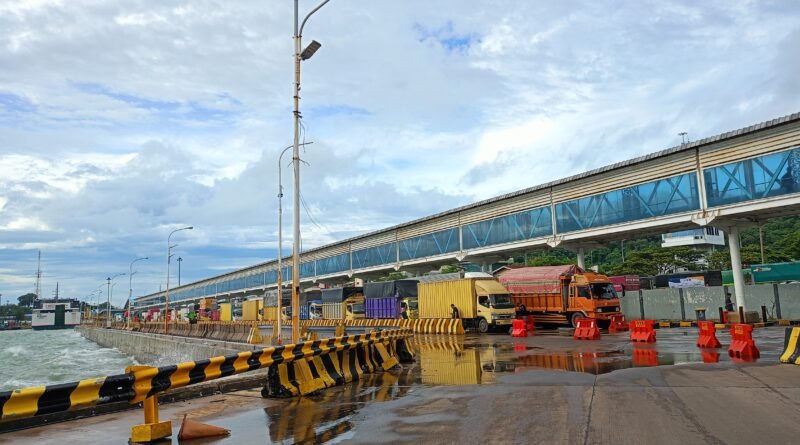 Arus penyeberangan Merak - Bakauheni alami kemacetan total