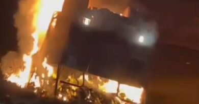 Mobil logistik pembawa bantuan hangus dibakar massa