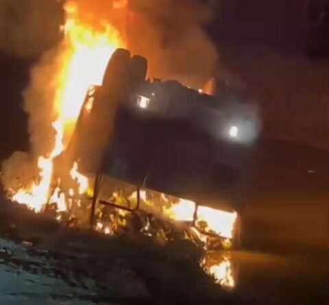 Mobil logistik pembawa bantuan hangus dibakar massa