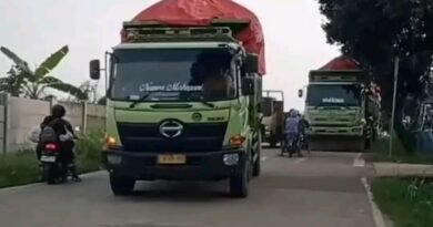 Sejumlah kendaraan besar terus melintas di jalan Maja