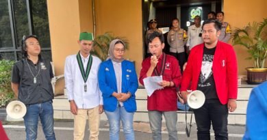 Para mahasiswa menyampaikan tuntutannya di Pemkot Cilegon