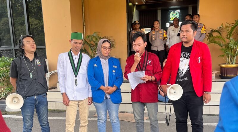 Para mahasiswa menyampaikan tuntutannya di Pemkot Cilegon