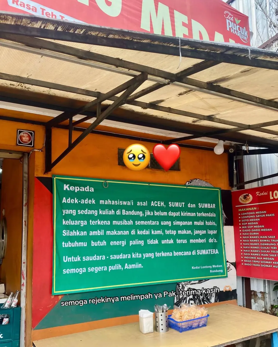 Kedai Lontong Medan Bandung menyediakan makanan gratis