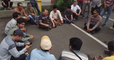 Kepala Kantor Cabang Dinas (KCD) Kota Tangerang Pendidikan Provinsi Banten menemui massa aksi