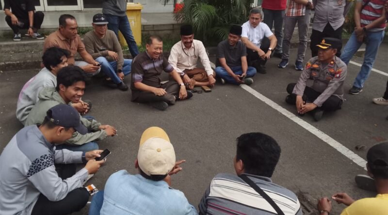 Kepala Kantor Cabang Dinas (KCD) Kota Tangerang Pendidikan Provinsi Banten menemui massa aksi