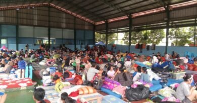 Ratusan warga mengungsi akibat tanggul jebol