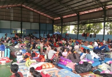 Ratusan warga mengungsi akibat tanggul jebol