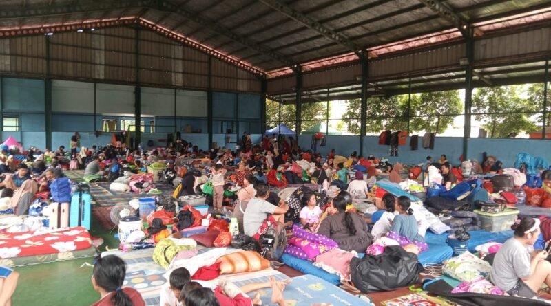 Ratusan warga mengungsi akibat tanggul jebol