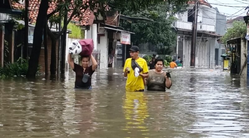 Warga mengangkat barang-barang dari rumah yang terendam banjir di Perumahan Duren Village, Ciledug, Kota Tangerang