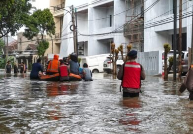 Warga perumahan Duren Village berhamburan keluar rumah karena banjir 