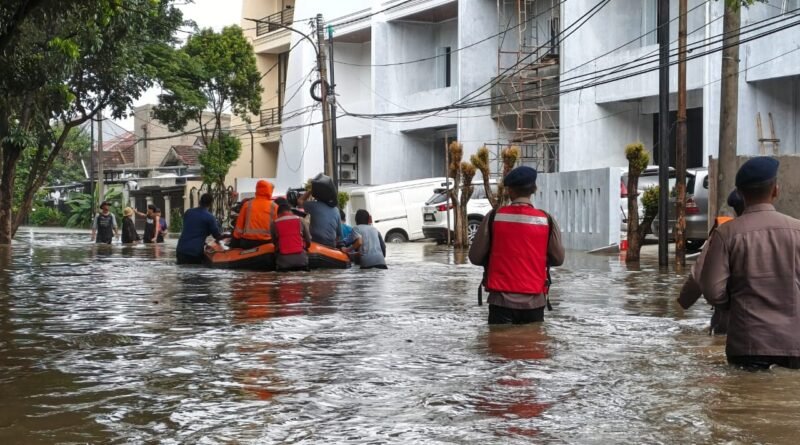 Warga perumahan Duren Village berhamburan keluar rumah karena banjir 