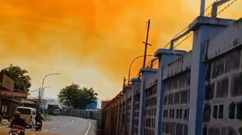 Kepulan gas menjalar ke area jalan raya membuat pengheliatan pengendara terganggu