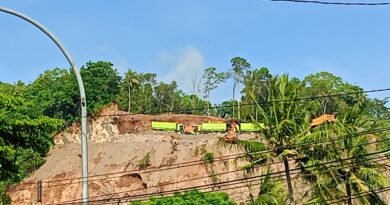 Sejumlah truk dan alat berat beroperasi di kawasan perbukitan Merak