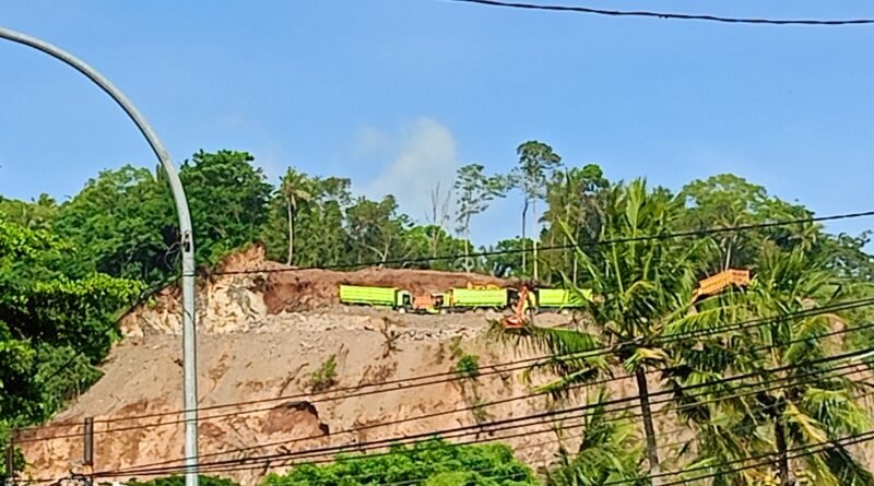 Sejumlah truk dan alat berat beroperasi di kawasan perbukitan Merak