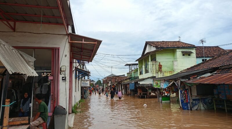 Banjir di Sambirata, Cibeber Genangan air memenuhi jalan utama permukiman