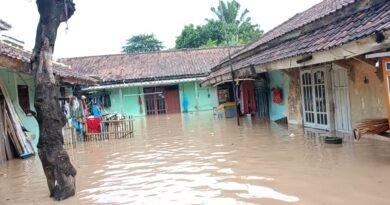 Beberapa rumah warga terendam banjir sampai sore hari