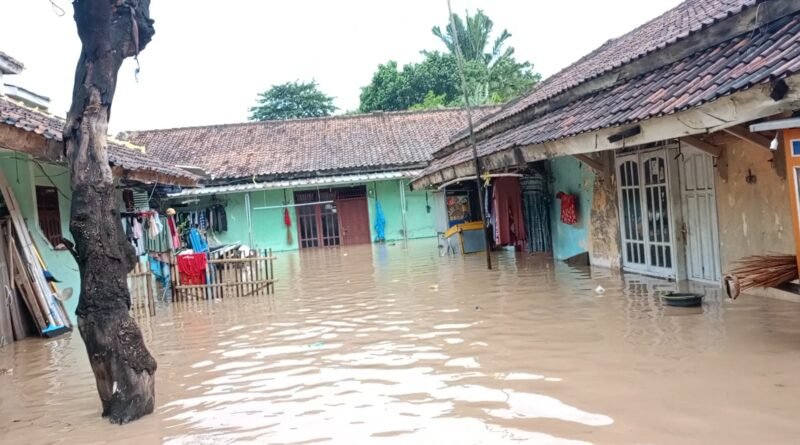 Beberapa rumah warga terendam banjir sampai sore hari