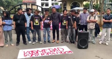Komite Merdeka Anti Diktator (KameraD) membacakan tuntutan aksi nya