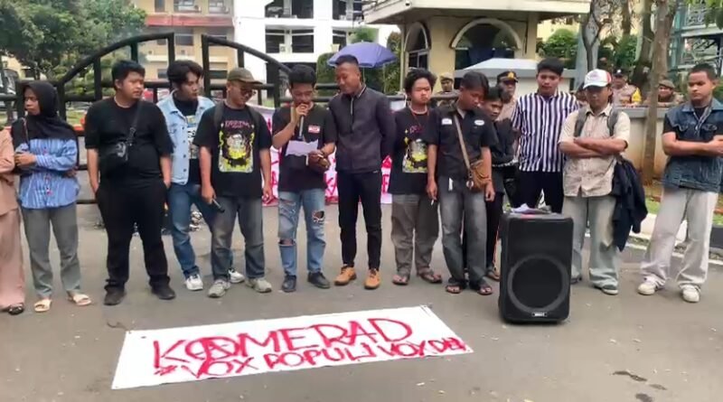 Komite Merdeka Anti Diktator (KameraD) membacakan tuntutan aksi nya