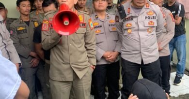 Satpol PP Pandeglang Temui Masa Aksi