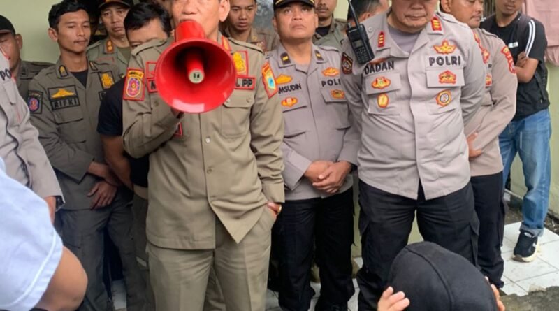 Satpol PP Pandeglang Temui Masa Aksi