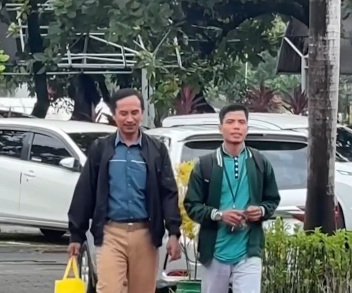 Amal Syarif bersama teman kerja nya menuju kantor tempat ia bekerja di potret oleh warganet 