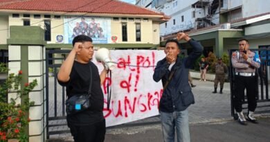 Elemen mahasiwa menyampaikan tuntutan kepada Pemerintah Kota Tangerang