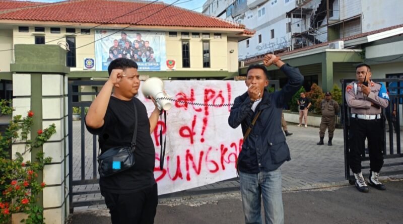 Elemen mahasiwa menyampaikan tuntutan kepada Pemerintah Kota Tangerang