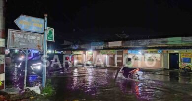 Depan gerbang GSI bersampingan dekat dengan Indomaret