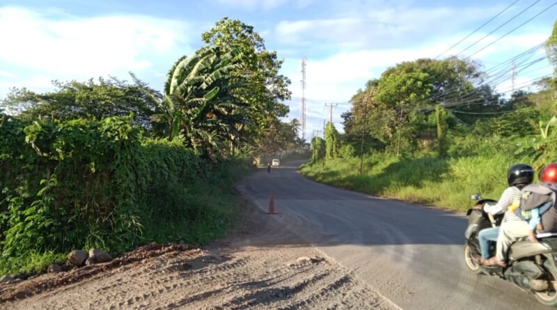 Ceceran tanah merah di akses masuk galangan kapal PT Merak Bangun Samudra (MBS)